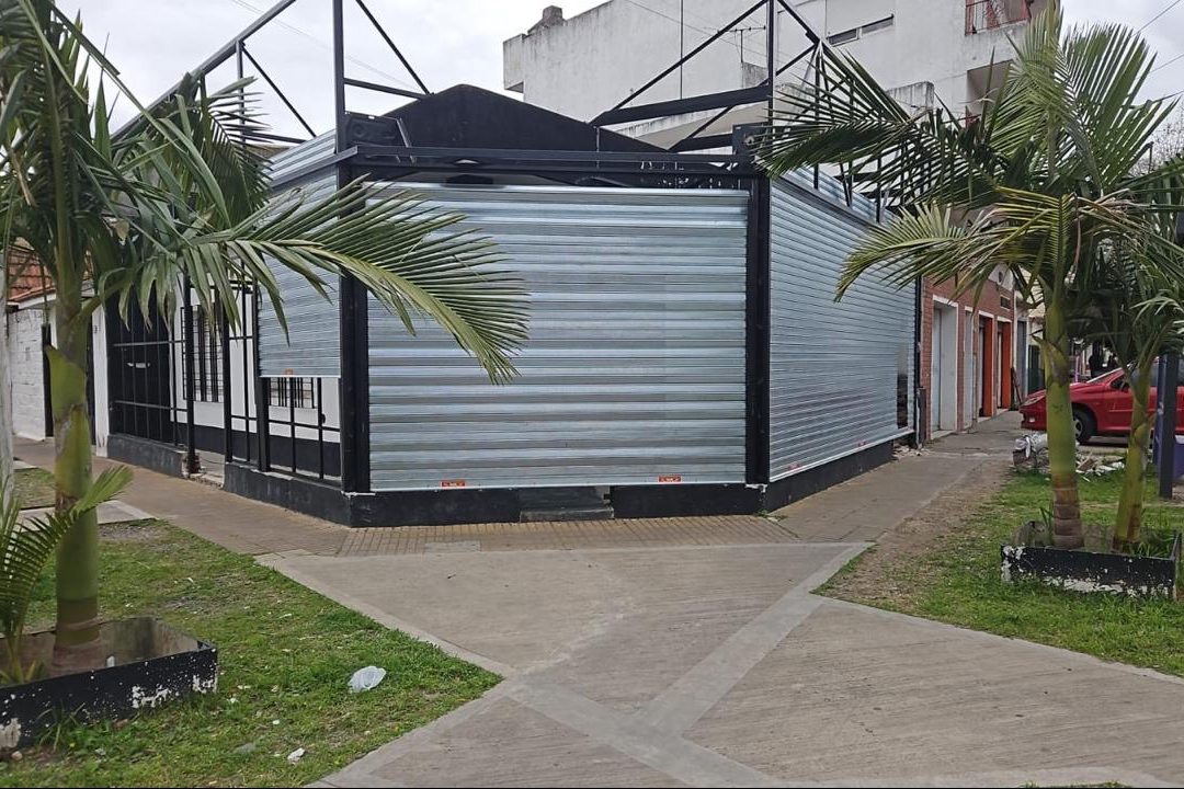 Local en esquina con cortinas metálicas instaladas