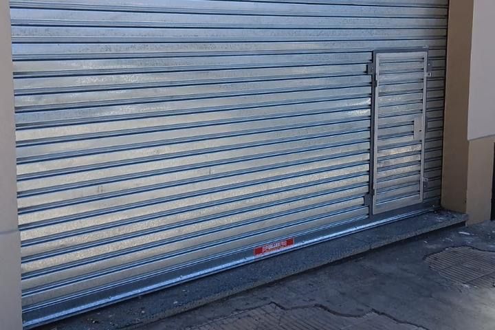 Cortina metálica con puerta de acceso incorporada