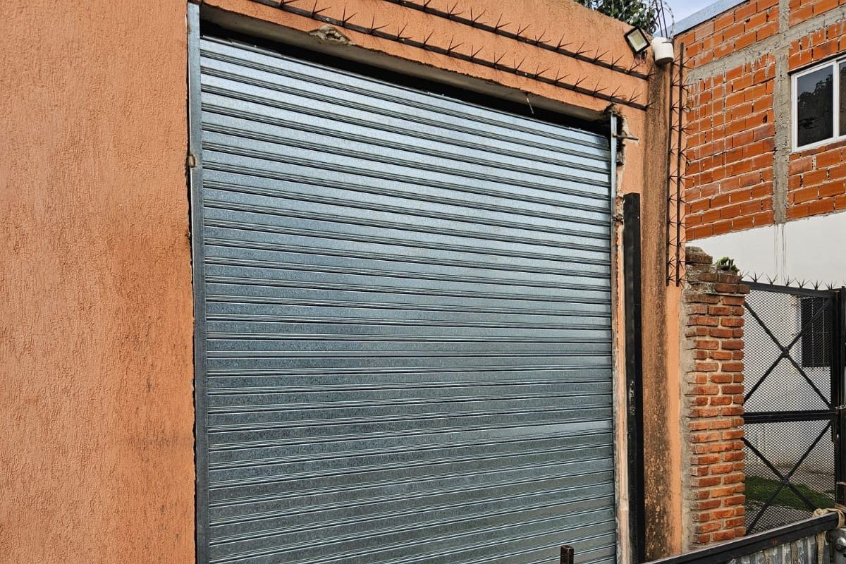 Cortina metálica de acero galvanizado instalada en un portón de gran tamaño