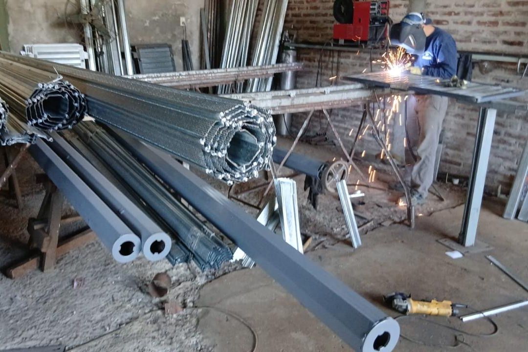 Trabajo de soldadura en el taller de fabricación de cortinas metálicas